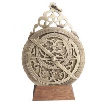 Астролябия восточная Hemisferium Eastern Astrolabe 12.2x0.7 см, высота с базой 16.6 см, бронза