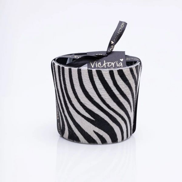 Свеча ароматическая Victoria with Love Hairy zebra black 400гр