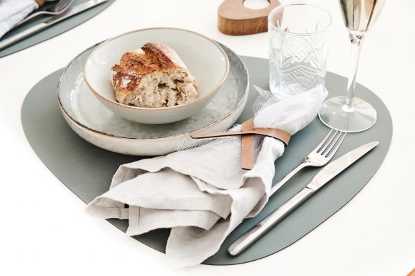 Сервировочная салфетка из натуральной кожи фигурная 36х42 см, цвет пастельный зеленый, NUPO LIND DNA 981902