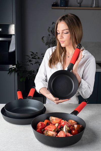 Сотейник Индукционный ?20cm, с красной силиконовой ручкой, h=7 cm     (10)     37220r