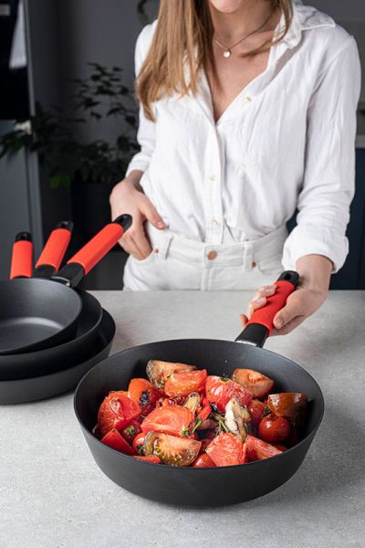 Сотейник Индукционный ?20cm, с красной силиконовой ручкой, h=7 cm     (10)     37220r