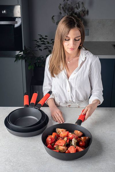 Сотейник Индукционный ?20cm, с красной силиконовой ручкой, h=7 cm     (10)     37220r