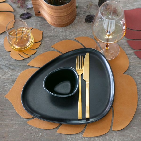 Сервировочная салфетка из натуральной кожи лист монстеры 42х35 см, цвет темный карри, Hippo LIND DNA 990081