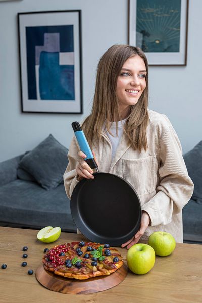 Сковорода Индукционная ?24cm, с синей силиконовой ручкой, h=5 cm     (10)     37124a