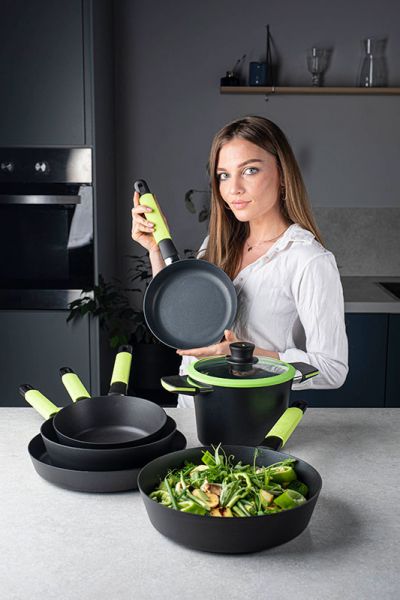Кастрюля зеленая Индукционная ?24cm, 4 л. С крышкой и цветной упаковкой     (3)     37400i