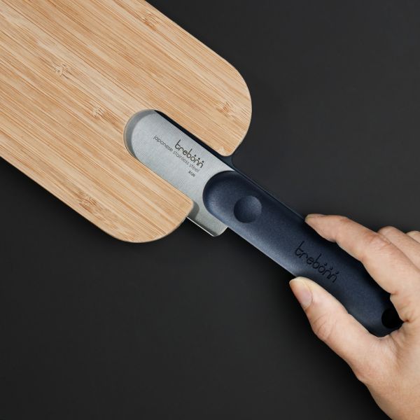 Доска разделочная из бамбука, 43х11х2,4 см, с ножом для нарезки 18 см, черная ручка, Chopping boards and Knives TREBONN