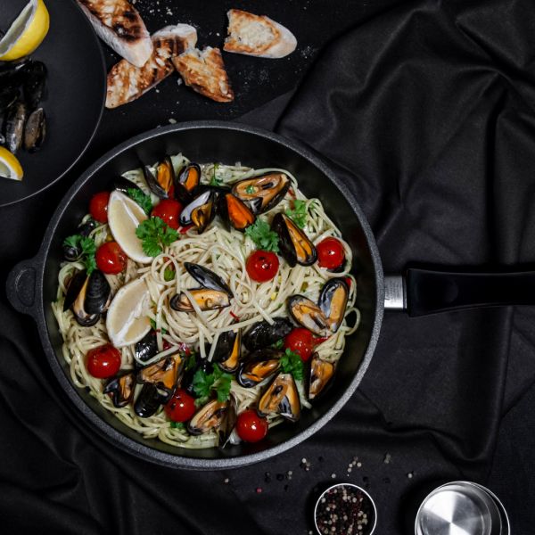 Сковорода 28 см для индукционных плит, фиксированная ручка, литой алюминий с антипригарным покрытием, Frying Pans Titan, AMT I-528FIX, AMT