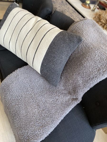 Подушка Barefoot Dreams COTTON BORDER STRIPE декоративная 76х40 , трикотаж, кремовый с темно-серым