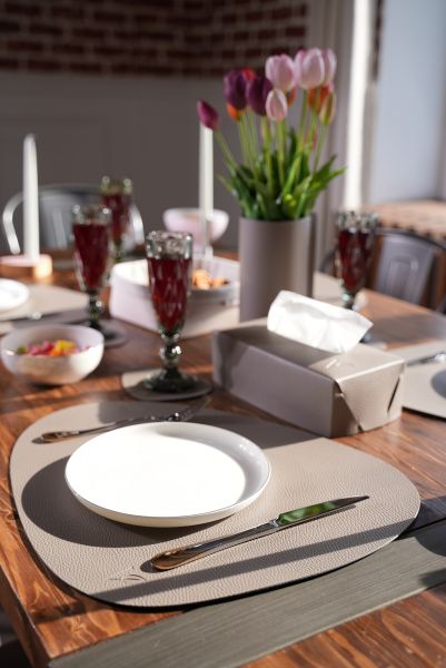 Подстановочная салфетка фигурная из натуральной кожи, серый 37x44 см + подстаканник VERO