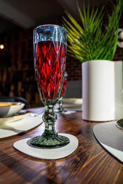 Подстановочная салфетка фигурная из натуральной кожи, белый 37x44 см + подстаканник VERO