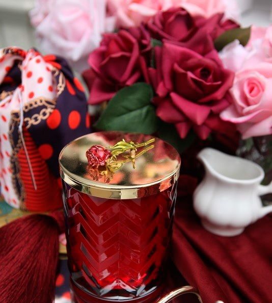HERRINGBONE RED Свеча большая, платок, 600 гр, соевый воск, время горения 100 ч ВхШхД 21х17х17 см
