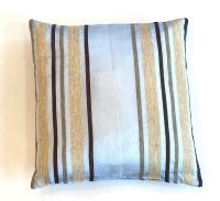 D60PILLOWПодушка декоративная 40/40 голубой, полоска, 95% шелк 5% хлопок , наполнитель конфорель