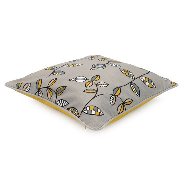 Чехол для подушки с орнаментом Ягоды тайги вышивкой и декоративной окантовкой Russian North 45х45