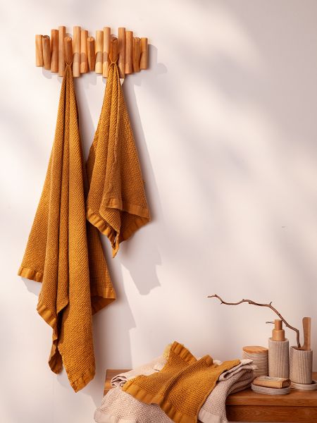 Полотенце для рук из умягченной вафли цвета охры из коллекции essential, 50x90 см Tkano