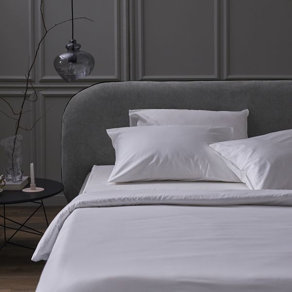 Простыня на резинке из плотного сатина белого цвета из коллекции essential, 180х200х30 см Tkano