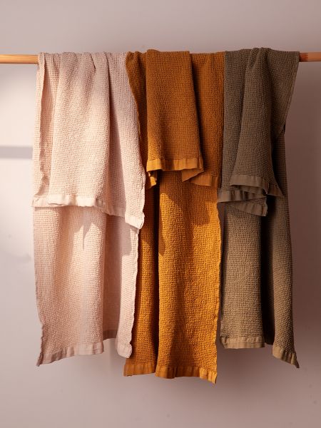 Полотенце банное из умягченной вафли цвета хаки из коллекции essential, 70x140 см Tkano