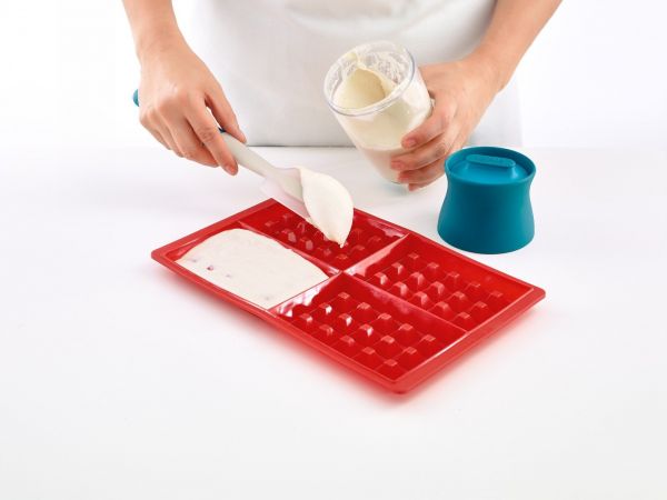 Шейкер для блинов LEKUE красный 