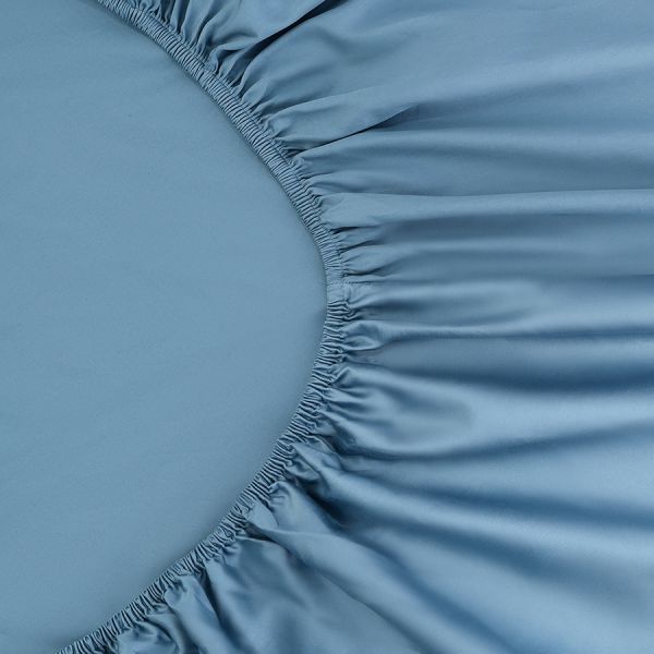 Простыня на резинке из премиального сатина джинсово-синего цвета из коллекции essential, 200х200х30 Tkano