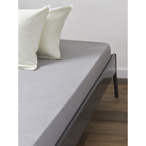 Простыня на резинке из хлопкового трикотажа серо-бежевого цвета из коллекции essential Tkano