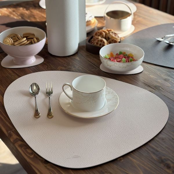 Подстановочная салфетка фигурная из натуральной кожи, кремовый 37x44 см + подстаканник VERO