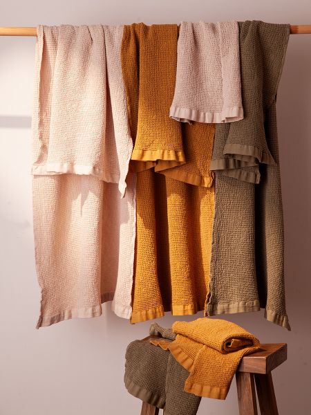 Полотенце для рук из умягченной вафли цвета охры из коллекции essential, 50x90 см Tkano