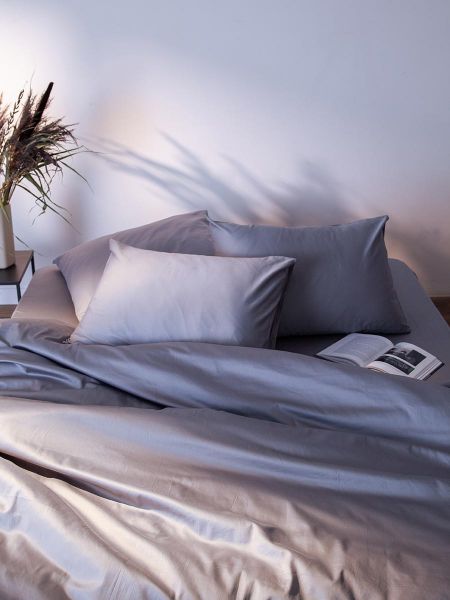 Простыня на резинке из премиального сатина светло-серого цвета из коллекции essential,  160х200х30 см Tkano