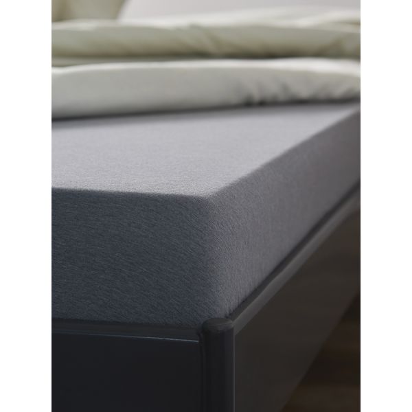 Простыня на резинке из хлопкового трикотажа серого цвета из коллекции essential Tkano