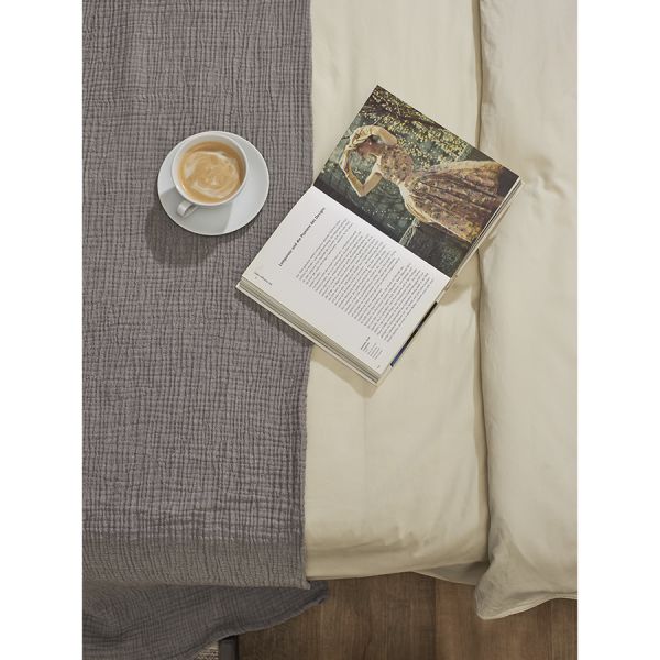 Простыня из сатина серо-бежевого цвета с брашинг-эффектом из коллекции essential Tkano