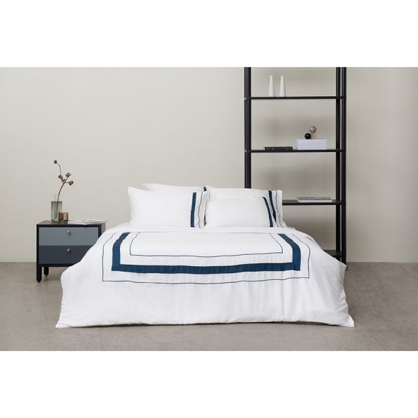 Комплект постельного белья из сатина белого цвета с темно-синим кантом из коллекции essential 150х200 см