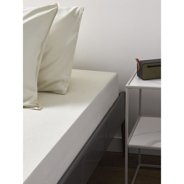 Простыня на резинке из хлопкового трикотажа серо-бежевого цвета из коллекции essential Tkano