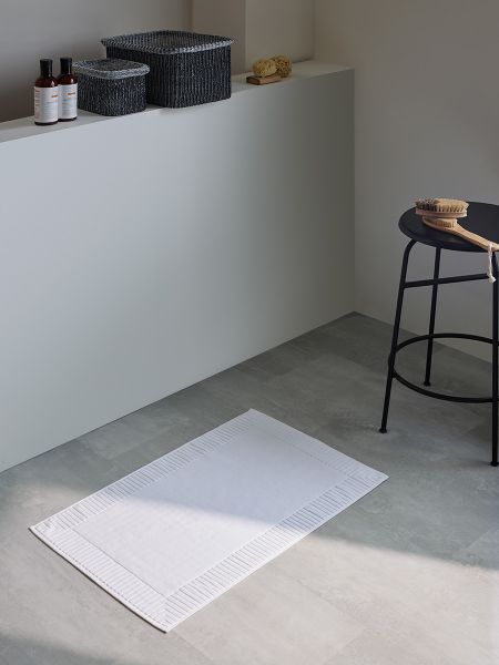 Коврик для ванной с фактурным бортиком белого цвета из коллекции essential, 50х80 см Tkano