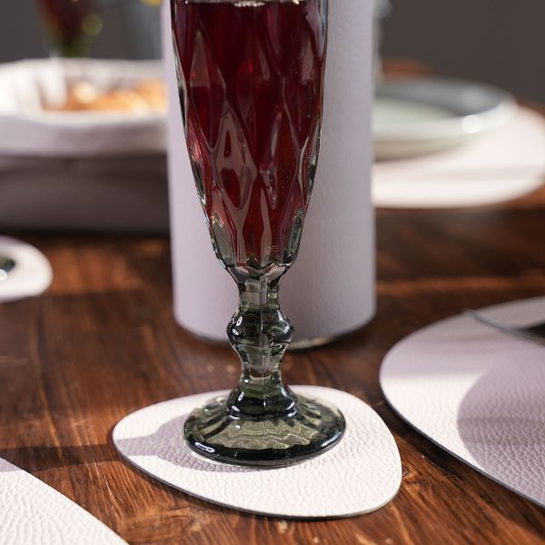 Подстановочная салфетка фигурная из натуральной кожи, кремовый 37x44 см + подстаканник VERO