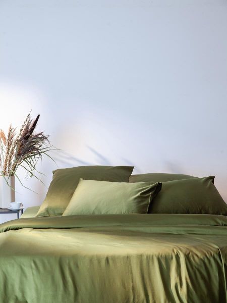 Простыня на резинке из премиального сатина оливкового цвета из коллекции essential, 160х200х30 см Tkano