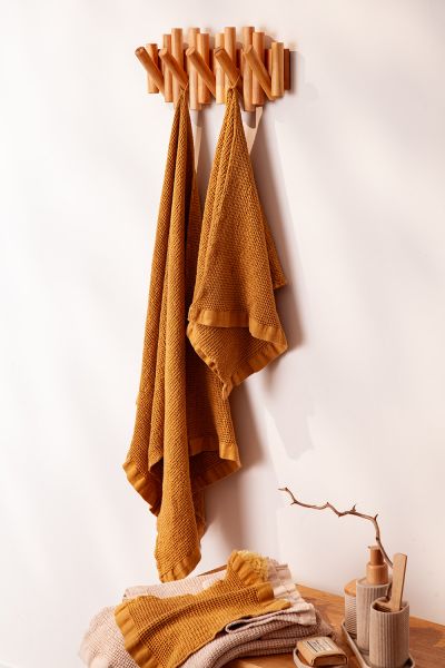 Полотенце для рук из умягченной вафли цвета охры из коллекции essential, 50x90 см Tkano