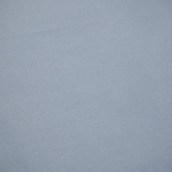 Простыня на резинке из сатина джинсово-синего цвета с брашинг-эффектом из коллекции essential Tkano