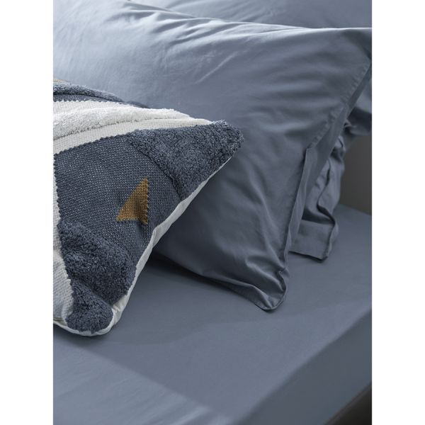 Набор из двух наволочек из сатина джинсово-синего цвета с брашинг-эффектом из коллекции essential Tkano