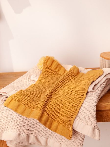 Полотенце для лица из умягченной вафли цвета охры из коллекции essential, 30x30 см Tkano