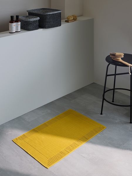 Коврик для ванной с фактурным бортиком цвета охры из коллекции essential, 50х80 см Tkano