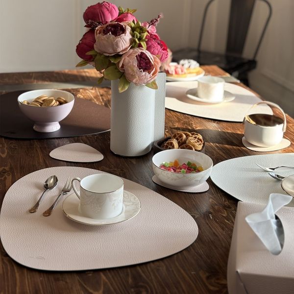 Подстановочная салфетка фигурная из натуральной кожи, кремовый 37x44 см + подстаканник VERO