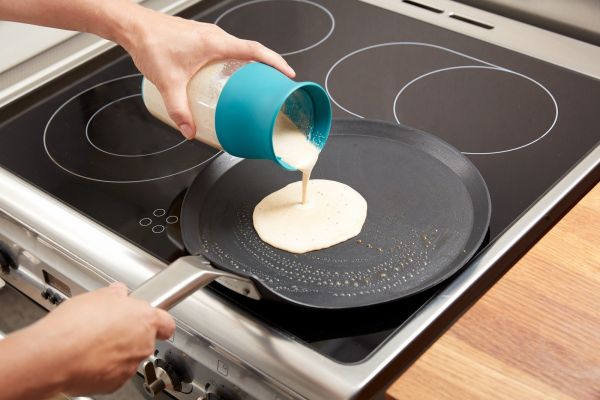 Шейкер для блинов LEKUE красный 