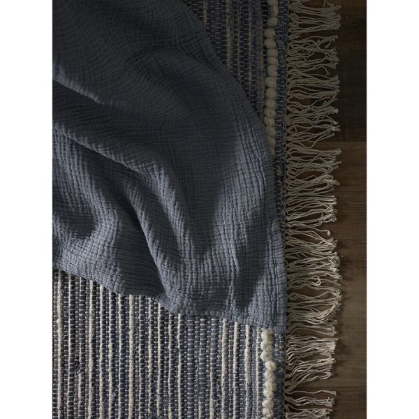 Покрывало двухстороннее из многослойного муслина джинсово-синего цвета из коллекции essential, 180х250 см Tkano