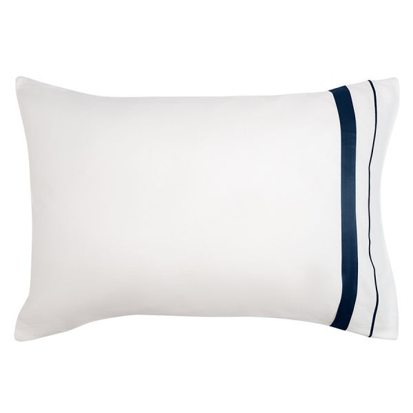 Набор из двух наволочек из сатина белого цвета с темно-синим кантом из коллекции essential 50х70 см