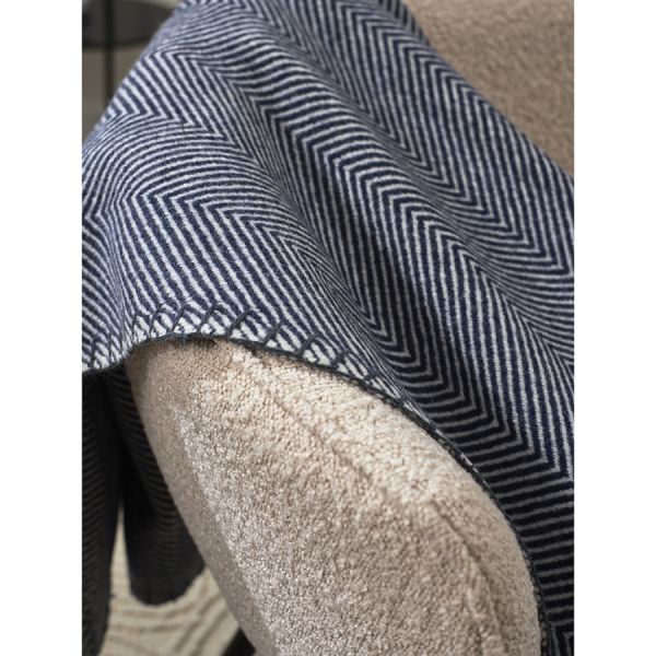 Плед из шерсти мериноса темно-синего цвета из коллекции essential, 130х180 см Tkano