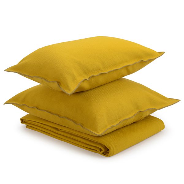 Покрывало из фактурного хлопка горчичного цвета с контрастным кантом из коллекции essential