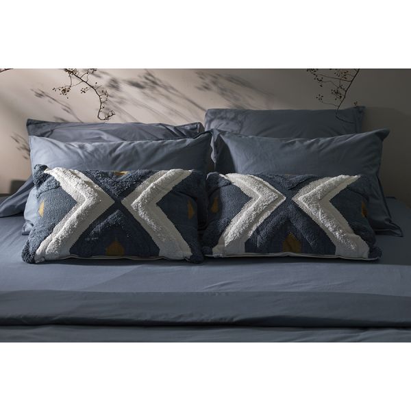 Набор из двух наволочек из сатина джинсово-синего цвета с брашинг-эффектом из коллекции essential Tkano