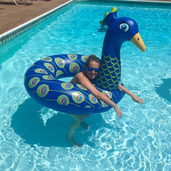 Круг надувной peacock