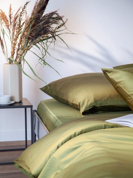 Простыня на резинке из премиального сатина оливкового цвета из коллекции essential, 160х200х30 см Tkano