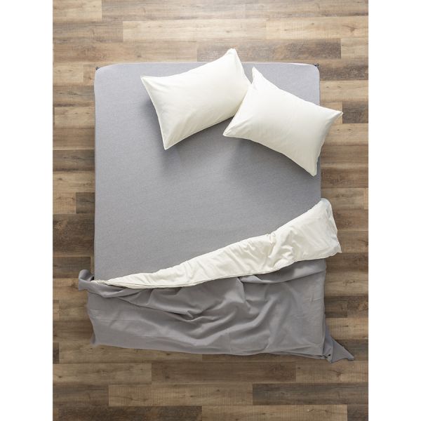 Простыня на резинке из хлопкового трикотажа серого цвета из коллекции essential Tkano