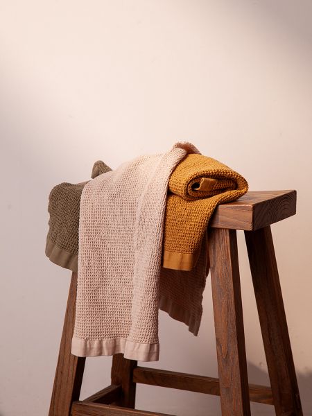 Полотенце для рук из умягченной вафли цвета охры из коллекции essential, 50x90 см Tkano