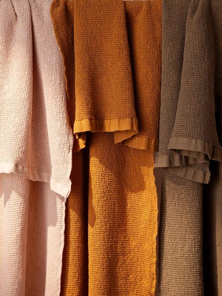 Полотенце банное из умягченной вафли цвета охры из коллекции essential, 70x140 см Tkano